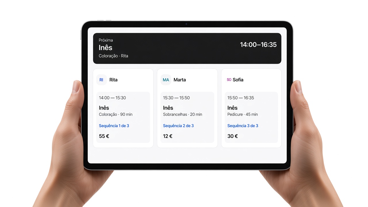 Mãos a segurar um tablet com a agenda aberta